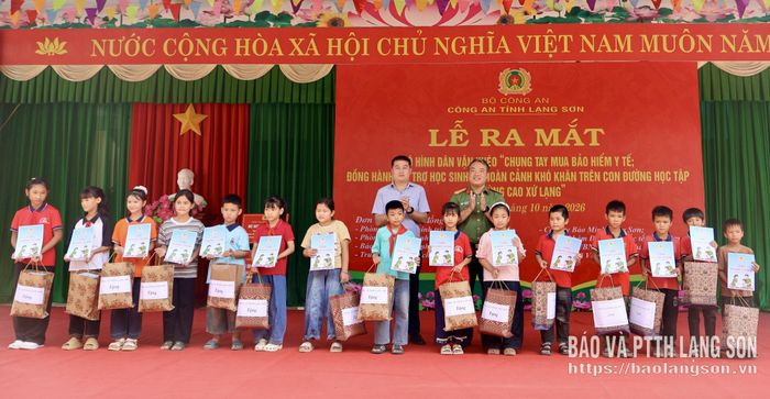 Lãnh đạo Công an tỉnh, Sở Giáo dục và Đào tạo trao tặng quà cho học sinh