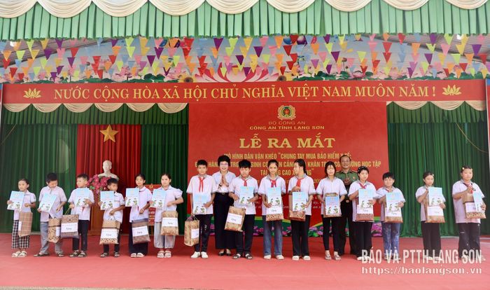 Lãnh đạo Bảo hiểm xã hội tỉnh và đại diện Công an tỉnh trao quà cho học sinh có hoàn cảnh khó khăn