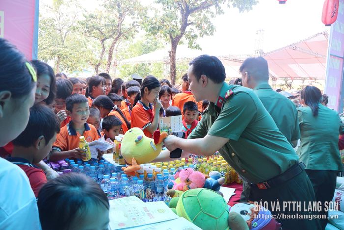 Học sinh lựa chọn hàng hoá tại "Gian hàng 0 đồng"