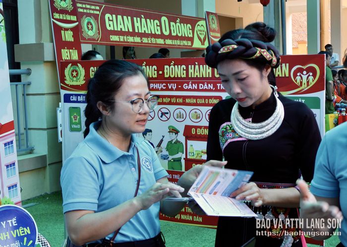 Cán bộ BHXH cơ sở Hữu Lũng tư vấn chính sách BHXH, BHYT cho người dân