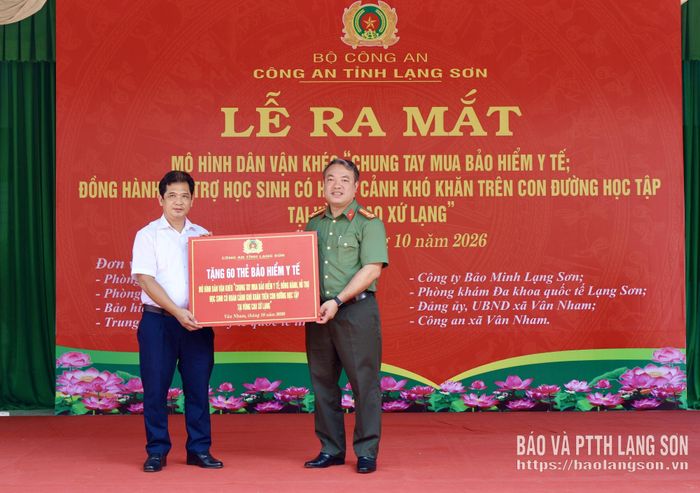 Lãnh đạo Công an tỉnh trao biểu trưng cho lãnh đạo UBND xã Vân Nham