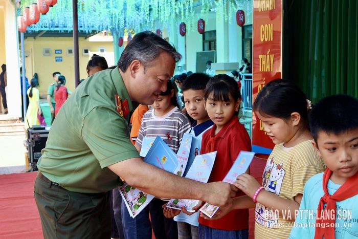 Lãnh đạo Công an tỉnh trao tặng thẻ BHYT cho học sinh có hoàn cảnh khó khăn trên địa bàn xã Vân Nham