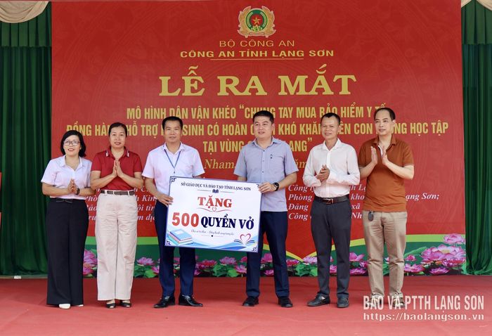 Lãnh đạo Sở Giáo dục và Đào tạo tỉnh đã trao tặng 500 quyển vở cho học sinh các trường học trên địa bàn xã Vân Nham
