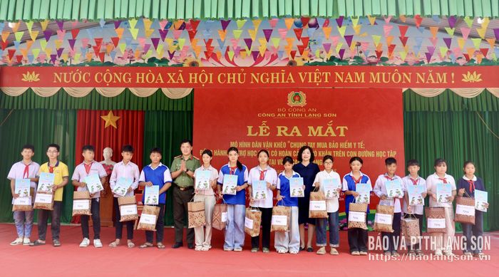Đại diện Sở Y tế, Công an tỉnh trao quà cho học sinh có hoàn cảnh khó khăn