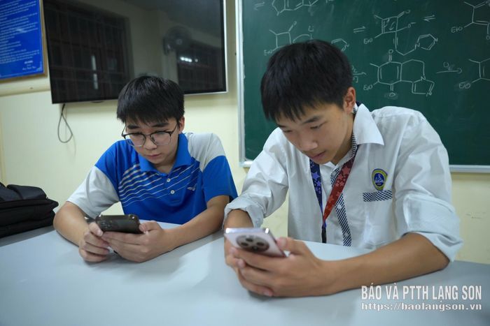 Học sinh Trường THPT chuyên Chu Văn An (phường Đông Kinh) tham gia Cuộc thi trực tuyến “Tìm hiểu 80 năm truyền thống lực lượng vũ trang tỉnh Lạng Sơn”