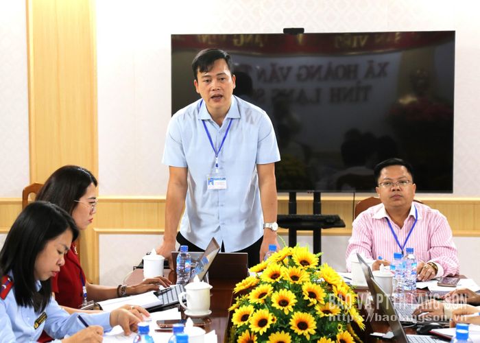 Lãnh đạo Trung tâm Phục vụ hành chính công tỉnh phát biểu tại buổi kiểm tra