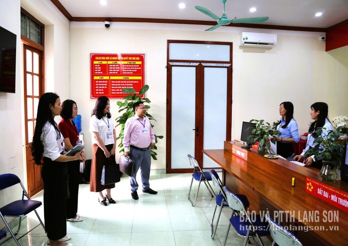 Các thành viên đoàn kiểm tra thực tế tại Trung tâm Phục vụ hành chính công xã Hoàng Văn Thụ
