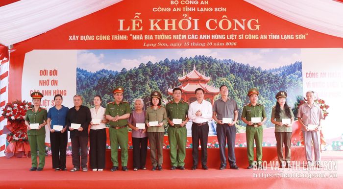 Đồng chí Đinh Hữu Học, Phó Chủ tịch Thường trực UBND tỉnh (thứ 5 từ phải qua) và lãnh đạo Công an tỉnh trao tặng quà cho thân nhân các anh hùng liệt sĩ