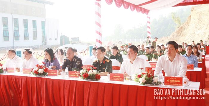 Các đại biểu dự lễ khởi công