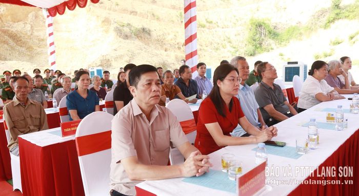 Thân nhân các anh hùng liệt sĩ và các đại biểu dự lễ khởi công