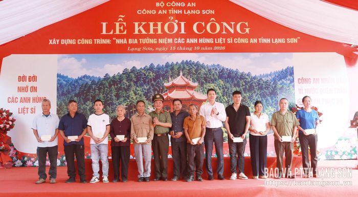 Đồng chí Vũ Hoàng Anh, Phó Bí thư Tỉnh ủy, Chủ tịch Ủy ban MTTQ Việt Nam tỉnh (thứ 5 từ phải qua) và lãnh đạo Công an tỉnh trao tặng quà cho thân nhân các anh hùng liệt sĩ