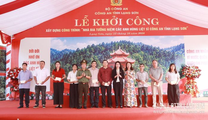 Đồng chí Đoàn Thu Hà, Phó Bí thư Tỉnh ủy, Trưởng Đoàn đại biểu Quốc hội tỉnh (thứ 5 từ phải qua) và Đại tá Vũ Thanh Tùng, Giám đốc Công an tỉnh trao tặng quà cho thân nhân các anh hùng liệt sĩ 