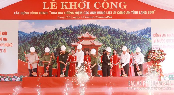 Các đại biểu thực hiện nghi thức khởi công công trình