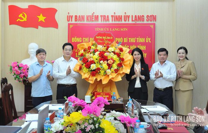 Đồng chí Phó Bí thư Tỉnh ủy tặng hoa chúc mừng UBKT Tỉnh ủy nhân kỷ niệm 78 năm Ngày truyền thống ngành Kiểm tra Đảng (16/10/1948 - 16/10/2026)
