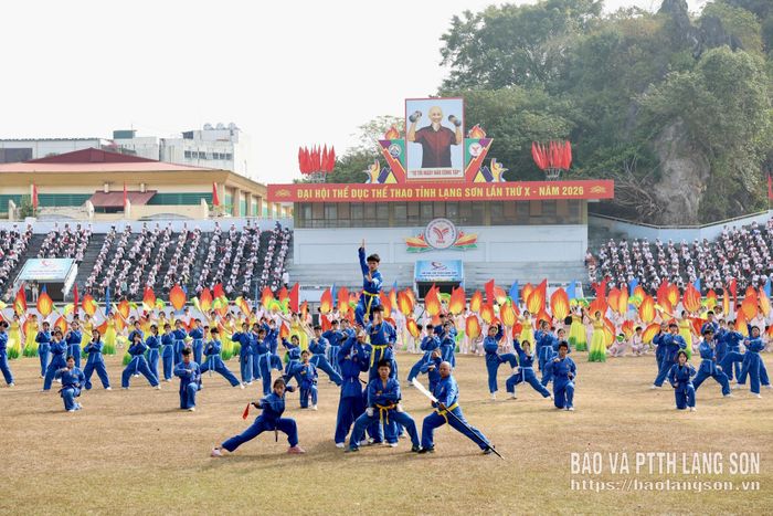 Màn đồng diễn Vovinam tại lễ khai mạc Đại hội TDTT tỉnh Lạng Sơn lần thứ X năm 2026 mang đến không khí sôi nổi với những động tác võ thuật mạnh mẽ, dứt khoát và đồng đều. Trong trang phục võ phục xanh truyền thống, các võ sinh phối hợp nhịp nhàng, thể hiện tinh thần thượng võ, ý chí kiên cường và tính kỷ luật trong tập luyện. Màn biểu diễn góp phần tôn vinh giá trị của võ thuật Việt Nam, đồng thời lan tỏa tinh thần rèn luyện thể chất, nâng cao sức khỏe trong cộng đồng.
