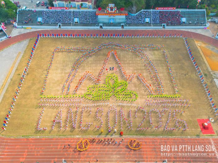 Tạo hình “Lạng Sơn 2026” nổi bật giữa sân vận động Đông Kinh. Những mảng màu được sắp xếp ngay ngắn, đồng đều, thể hiện sự phối hợp nhịp nhàng của đông đảo lực lượng tham gia sau quá trình tập luyện công phu. Hình ảnh mang ý nghĩa đánh dấu kỳ đại hội thể thao lần thứ X của tỉnh, đồng thời thể hiện tinh thần đoàn kết, quyết tâm và khát vọng vươn lên của thể thao Xứ Lạng, lưu giữ dấu ấn ngày hội thể thao năm 2026 cũng như thể hiện niềm tự hào, tinh thần đoàn kết và quyết tâm đưa phong trào TDTT tỉnh nhà ngày càng phát triển.