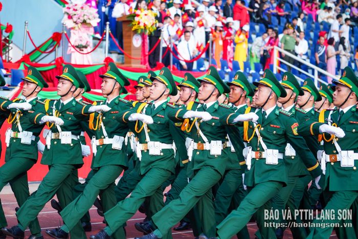 Trong đội hình diễu hành tại lễ khai mạc, khối Ban Chỉ huy Bộ đội biên phòng nổi bật với tác phong nghiêm túc, động tác dứt khoát và những bước chân đều đặn. Từng hàng quân tiến bước nhịp nhàng, thể hiện tinh thần kỷ luật, ý chí và sự thống nhất trong đội ngũ. Những bước chân mạnh mẽ trên sân vận động Đông Kinh góp phần tạo nên khí thế trang nghiêm, hào hùng cho ngày hội thể thao của tỉnh. Hình ảnh ấy còn khắc họa nét đẹp của người quân nhân trong các hoạt động chính trị, văn hóa, thể thao, góp phần lan tỏa tinh thần đoàn kết, quyết tâm hoàn thành nhiệm vụ trong mỗi cán bộ, chiến sĩ.