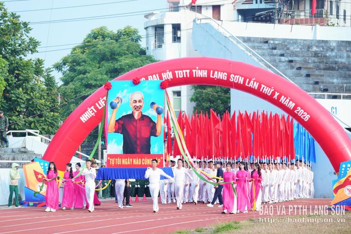 Trong không khí trang nghiêm của lễ khai mạc đại hội, nghi thức rước kiệu ảnh Chủ tịch Hồ Chí Minh thể hiện lòng thành kính, biết ơn sâu sắc đối với vị Lãnh tụ kính yêu của dân tộc. Đây cũng là dịp nhắc nhở mỗi cán bộ, vận động viên và người dân tích cực rèn luyện TDTT theo gương Bác Hồ vĩ đại, góp phần nâng cao sức khỏe, xây dựng con người Lạng Sơn phát triển toàn diện.