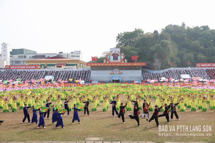 Trong chương trình đồng diễn, những bộ trang phục truyền thống cùng các động tác múa uyển chuyển đã tạo nên điểm nhấn giàu bản sắc riêng của Lạng Sơn. Hình ảnh các diễn viên trong trang phục dân tộc Tày, Nùng… góp phần tái hiện vẻ đẹp văn hóa truyền thống, thể hiện niềm tự hào về di sản của cộng đồng các dân tộc trên địa bàn tỉnh. Thông qua ngôn ngữ nghệ thuật và hình thức biểu diễn tập thể, chương trình góp phần giới thiệu, quảng bá những giá trị văn hóa đặc sắc của xứ Lạng đến đông đảo khán giả, đồng thời khơi dậy ý thức gìn giữ, phát huy bản sắc dân tộc trong đời sống hiện đại.