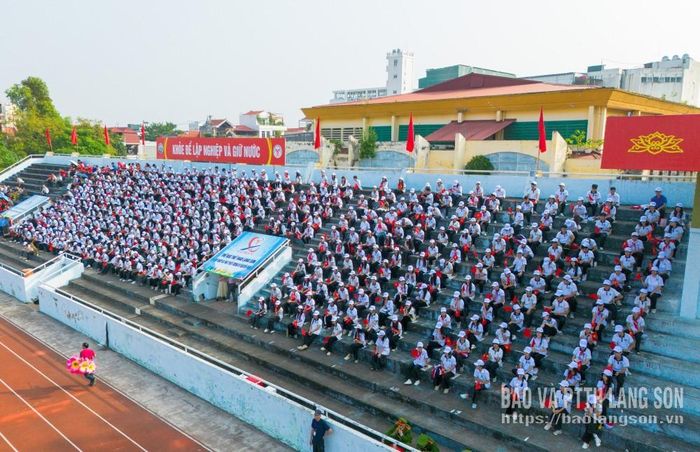 Đông đảo học sinh có mặt trên khán đài Sân vận động Đông Kinh chăm chú theo dõi các hoạt động tại lễ khai mạc Đại hội TDTT tỉnh Lạng Sơn lần thứ X năm 2026. Trong sắc áo đồng phục, những gương mặt trẻ hào hứng hòa mình vào không khí sôi nổi của ngày hội, cổ vũ các đoàn diễu hành và thưởng thức những màn đồng diễn đặc sắc. Sự hiện diện của các em góp phần tạo nên bầu không khí náo nhiệt, đồng thời thể hiện sự quan tâm của thế hệ trẻ đối với các hoạt động TDTT của tỉnh. Từ những trải nghiệm trực tiếp tại đại hội, tinh thần yêu thể thao, ý thức rèn luyện sức khỏe và lối sống năng động được khơi dậy, góp phần xây dựng thế hệ trẻ phát triển toàn diện về thể chất và tinh thần.