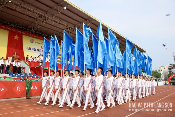 Trong đội hình diễu hành tại lễ khai mạc, khối cờ xanh hoà bình nổi bật với những lá cờ xanh tung bay, tạo nên hình ảnh mạnh mẽ, đồng đều khi tiến vào lễ đài. Màu xanh tượng trưng cho hòa bình, gửi gắm khát vọng của Nhân dân về một thế giới ổn định, hữu nghị và phát triển.