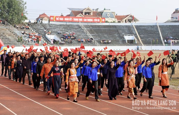 Trên sân vận động Đông Kinh, nhiều đoàn vận động viên các cụm xã, phường trong trang phục truyền thống, mang theo sắc màu riêng của từng đơn vị, thể hiện tinh thần đoàn kết, ý chí và quyết tâm. Đây cũng là dịp để các giá trị văn hóa truyền thống của xứ Lạng được giới thiệu, lan tỏa rộng rãi, góp phần làm phong phú sắc màu của ngày hội thể thao tỉnh nhà.