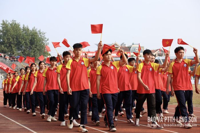 Trong đội hình diễu hành tại lễ khai mạc Đại hội TDTT tỉnh Lạng Sơn lần thứ X năm 2026, khối vận động viên là học sinh mang đến hình ảnh trẻ trung, khỏe khoắn và đầy sức sống. Các em tự tin bước đều qua lễ đài, thể hiện tinh thần đoàn kết, ý thức kỷ luật và niềm tự hào khi đại diện cho thế hệ trẻ tham gia ngày hội thể thao của tỉnh. Sự góp mặt của các học sinh góp phần khẳng định vai trò của các nhà trường trong phát triển phong trào TDTT, khuyến khích học sinh tích cực rèn luyện thân thể, nâng cao sức khỏe, xây dựng lối sống năng động. Qua đó, tinh thần thể thao được lan tỏa từ nhà trường đến cộng đồng, góp phần bồi dưỡng thế hệ trẻ phát triển toàn diện.
