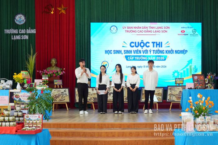 Đại diện nhóm sinh viên thực hiện dự án Bếp Xứ Lạng - Gói trọn vị quê hương trả lời câu hỏi từ Ban Giám khảo