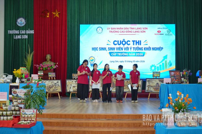 Các em học sinh Trường Tiểu học và THCS Lê Quý Đôn giới thiệu sản phẩm tại cuộc thi