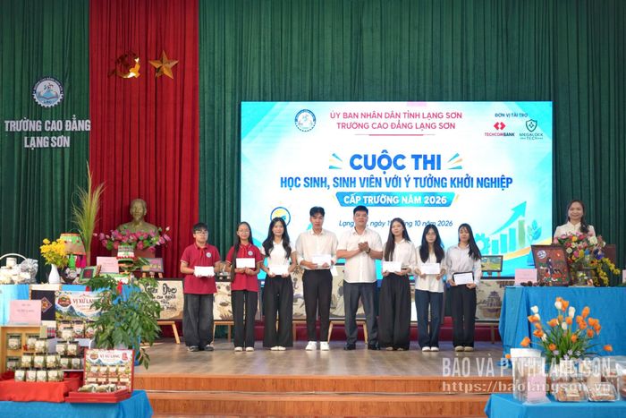 Lãnh đạo Trường Cao đẳng Lạng Sơn tặng quà khen thưởng học sinh, sinh viên