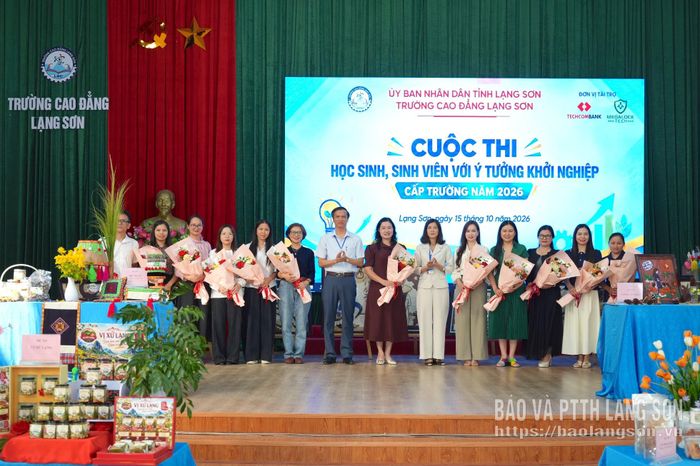 Lãnh đạo Trường Cao đẳng Lạng Sơn tặng hoa tri ân các giáo viên hướng dẫn học sinh, sinh viên thực hiện ý tưởng khởi nghiệp