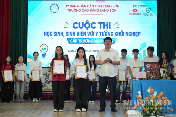 Lãnh đạo Trường Cao đẳng Lạng Sơn trao giải Nhất cho đại diện các đội thi
