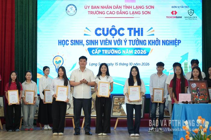 Lãnh đạo Trường Cao đẳng Lạng Sơn trao giải Nhì cho đại diện các đội thi