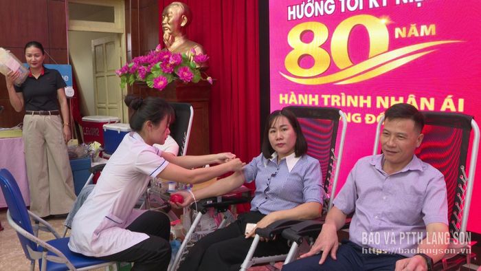 Cán bộ, công chức, viên chức, người lao động trên địa bàn các xã tham gia hiến máu tình nguyện tại xã Văn Quan