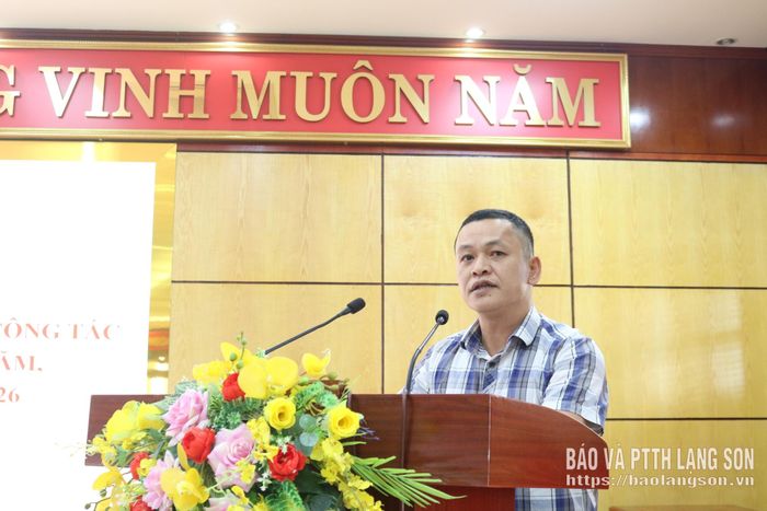 Công chức phường phát biểu ý kiến về việc chia sẻ thông tin tích cực trên không gian mạng