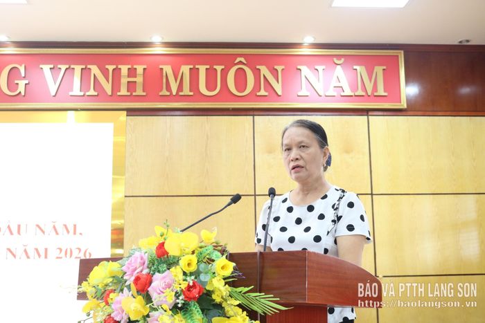 Đại biểu khối phố phát biểu về việc nắm bắt thông tin, định hướng dư luận tại khu dân cư