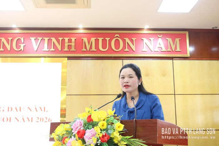 Trưởng Ban Xây dựng Đảng Đảng ủy phường báo cáo kết quả công tác tuyên giáo 9 tháng đầu năm tại hội nghị