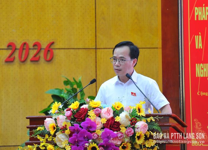 Lãnh đạo Ban Pháp chế HĐND tỉnh trình bày báo cáo thẩm tra dự thảo nghị quyết