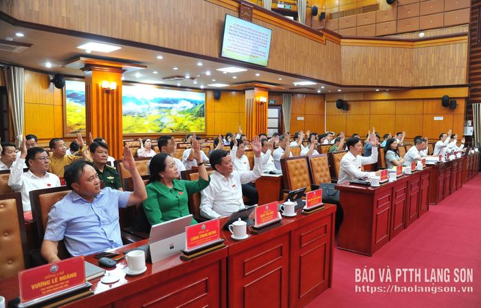 Đại biểu HĐND tỉnh biểu quyết thông qua các nghị quyết tại kỳ họp