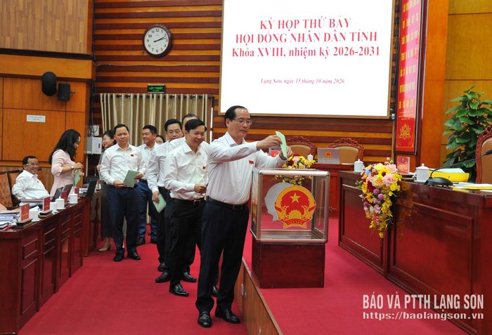 Các đại biểu HĐND tỉnh bỏ phiếu bầu Ủy viên UBND tỉnh khóa XVIII nhiệm kỳ 2026 - 2031
