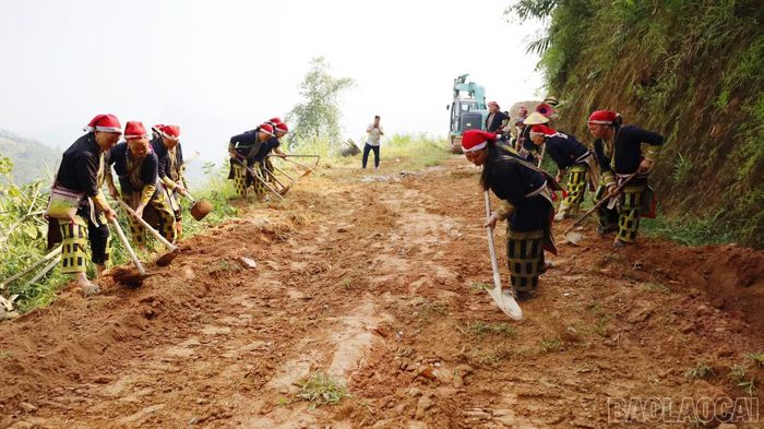 Người dân tích cực tham gia làm đường giao thông nông thôn.