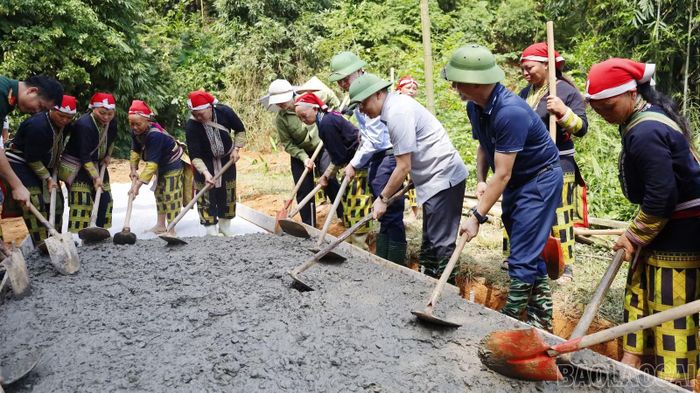 Các địa phương trên địa bàn tỉnh Lào Cai đẩy mạnh xây dựng đường giao thông nông thôn, góp phần hoàn thiện hạ tầng giao thông và thúc đẩy phát triển kinh tế - xã hội.