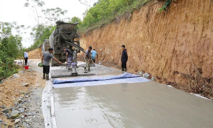 Hạ tầng giao thông nông thôn từng bước được đầu tư, hoàn thiện, đáp ứng nhu cầu đi lại, giao thương của người dân.