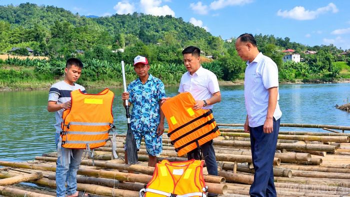 Lãnh đạo xã Liên Sơn kiểm tra các phương tiện, thiết bị an toàn trước khi đưa dịch vụ chèo mảng trên suối Thia vào phục vụ du khách.