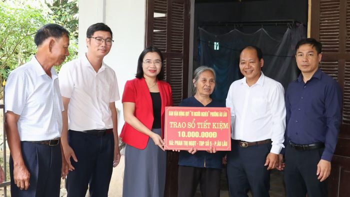 Trao sổ tiết kiệm cho bà Phan Thị Ngọt.