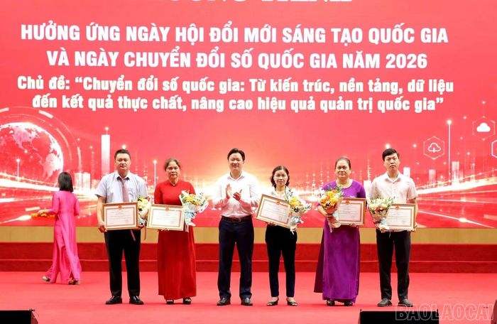 Tại chương trình, các tập thể, cá nhân có thành tích tiêu biểu trong xây dựng mô hình “Thôn số”, “Thôn thông minh” được biểu dương, ghi nhận.
