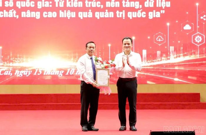 Đồng chí Phó Chủ tịch UBND tỉnh Giàng Quốc Hưng trao Giấy chứng nhận doanh nghiệp khoa học và công nghệ cho Công ty Cổ phần Yên Thành.