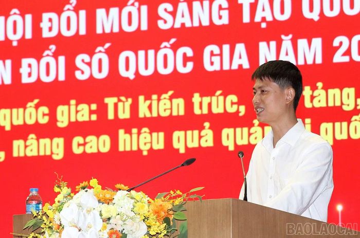 Đại diện thôn Sơn Hà, xã Bát Xát chia sẻ kinh nghiệm thực tiễn trong quá trình triển khai xây dựng mô hình “Thôn số” tại địa phương.
