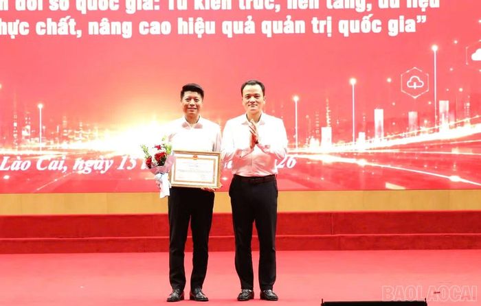 Đồng chí Giàng Quốc Hưng - Phó Chủ tịch UBND tỉnh trao giải Nhất Cuộc thi trực tuyến cho tập thể phường Lào Cai.
