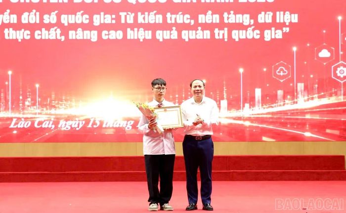 Lãnh đạo Sở Khoa học và Công nghệ trao giải Nhất ở nhóm đối tượng học sinh, sinh viên cho em Phạm Đăng Khoa, học sinh lớp 10T3, Trường THPT Nguyễn Huệ.